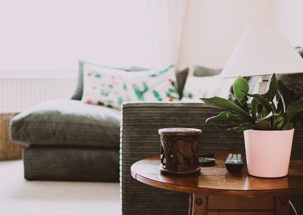 Como usar uma mesa de apoio? A Garimmpo Cedro Rosa explica