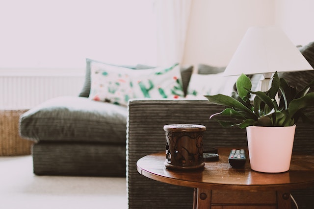 Como usar uma mesa de apoio? A Garimmpo Cedro Rosa explica