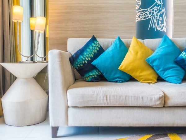 Renove a decoração com almofadas coloridas