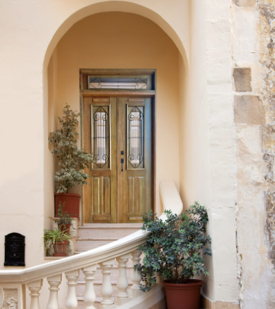 Como uma porta colonial pode transformar a entrada da sua casa?