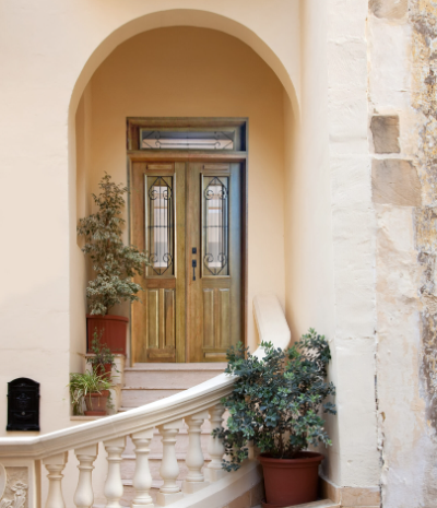 Como uma porta colonial pode transformar a entrada da sua casa?